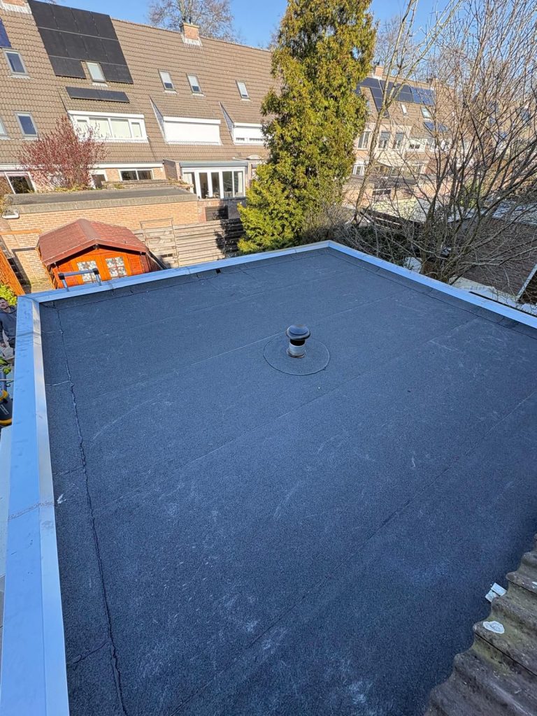Plat dak met huizen op achtergrond