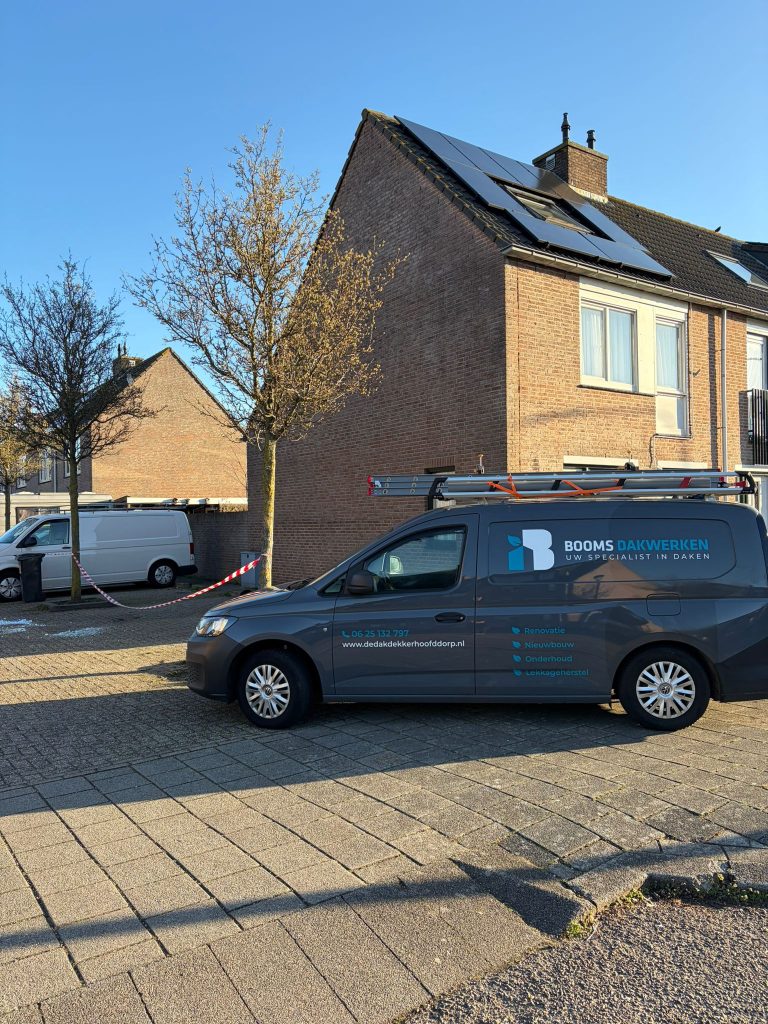 Bedrijfsbusje Booms Dakwerken voor huis met zonnepanelen.