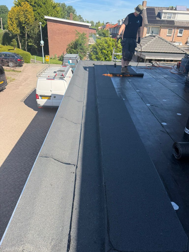 Complete renovatie van platte daken in Hoofddorp met nieuwe bitumen dakbedekking, PIR-isolatie en vernieuwde dakconstructie.